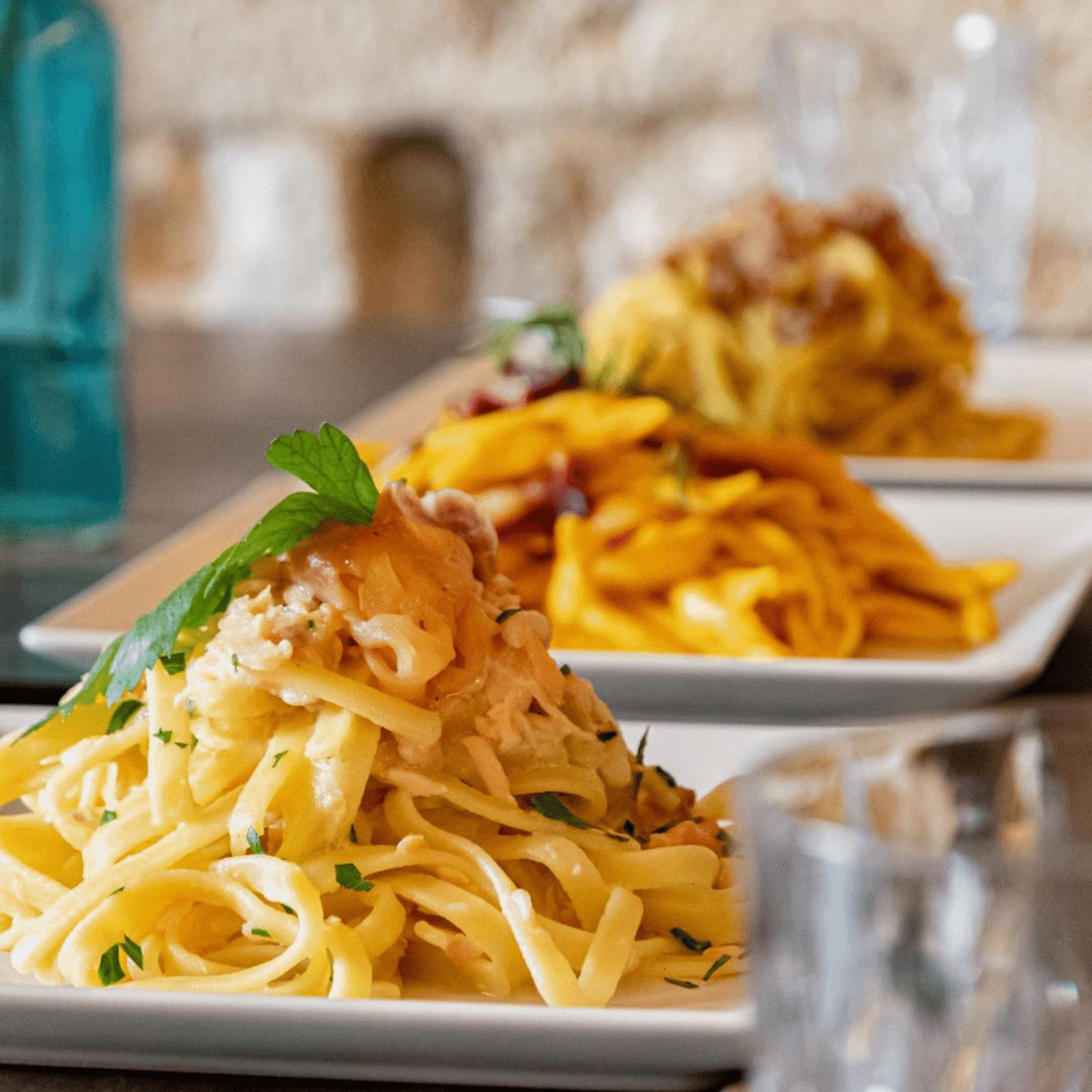 Fettuccine al ragù e tonnarelli alla carbonara, primo piano
