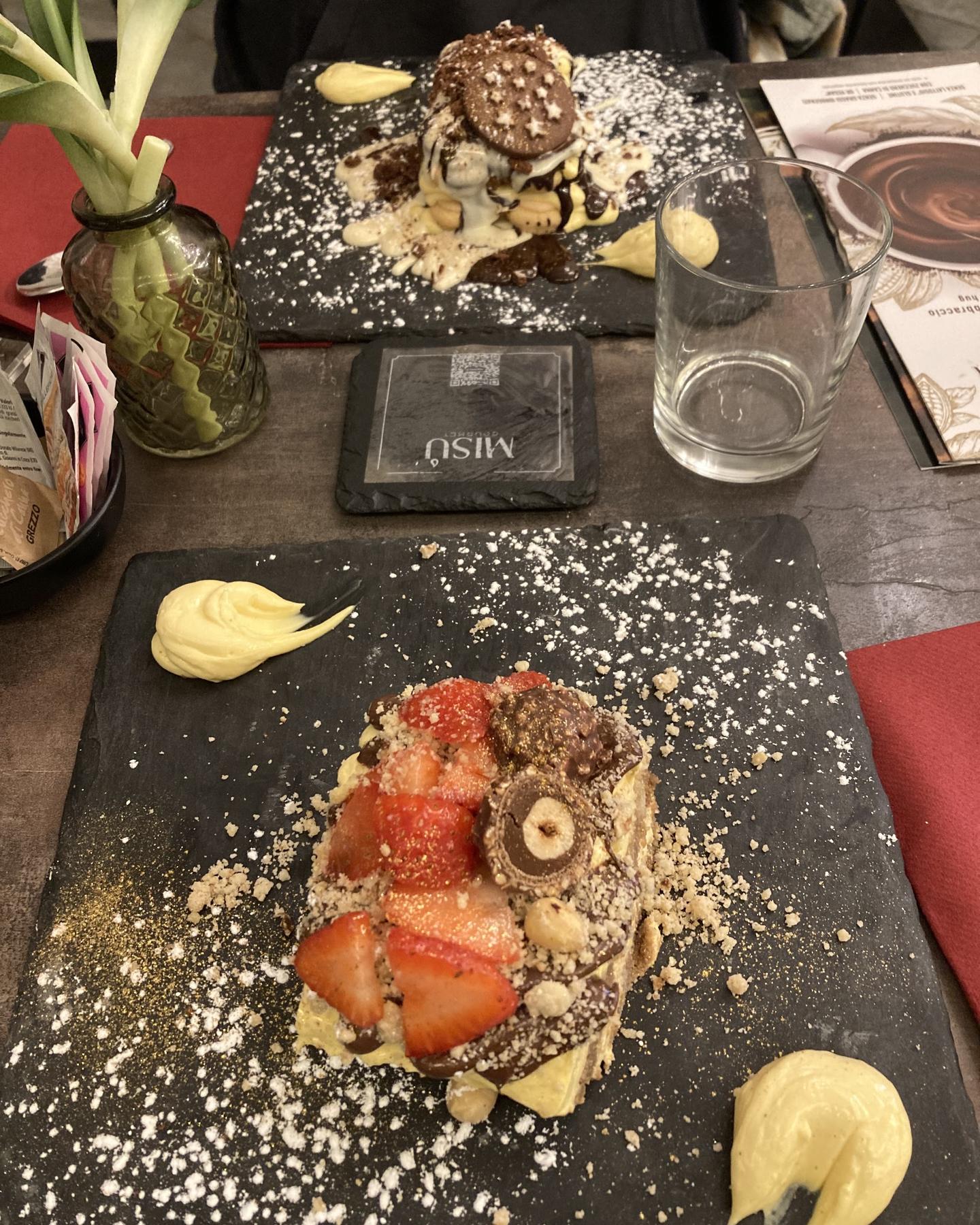 Tiramisù alle fragole con crema e granella, sul tavolo con la tovaglietta rossa