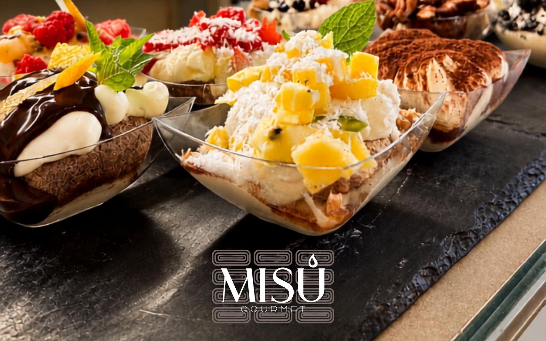 La vetrina di Misù: coppette di tiramisù al mango, ai frutti di bosco, al cocco e al cacao, una accanto all'altra